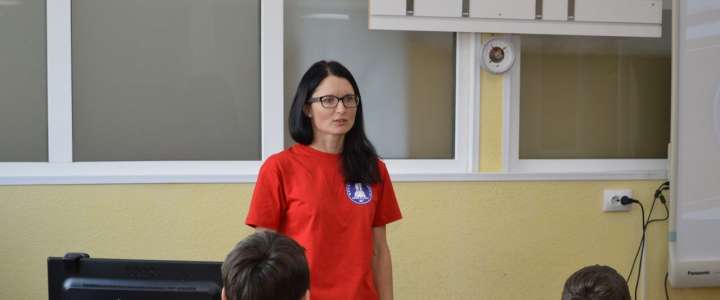 Об опасности доверия к незнакомцам пятиклассникам Международной лингвистической школы рассказала волонтер «Примпоиска»