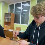 Теория + практика в Международной лингвистической школе: выделяем ДНК банана, исследуем статическое электричество, погружается в искусственный интеллект