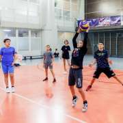 Спорт в Международной лингвистической школе: 5м2 класс - лучший в пионерболе, а ученик 8м2 в составе сборной Приморья стал участником первенства России по фехтованию