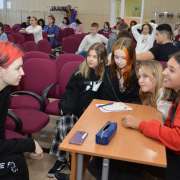Quiz Please 2022 в МЛШ: шестиклассники соревнуются в знаниях о британской королевской семье, о спорте, культуре, известных личностях, географии  