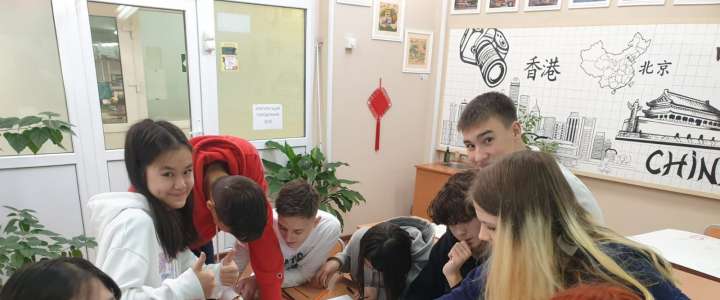 Усатый-полосатый: ученики Международной лингвистической школы встречают Восточный Новый год