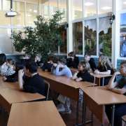 Ученики 7-8 классов Международной лингвтсической школы продолжили проект “The Cultural Heritage of Vladivostok” презентациями в 5-6 классах 