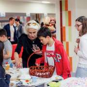 В Международной лингвистической школе состоялась благотворительная Пасхальная ярмарка 