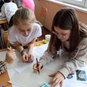 Первые в космосе: ученики начальных классов Международной лингвистической школы узнают про космонавтов и создают интеллект-карты
