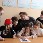 Ученики 7-8 классов Международной лингвтсической школы продолжили проект “The Cultural Heritage of Vladivostok” презентациями в 5-6 классах 