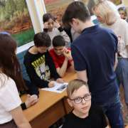 Ученики 7-8 классов Международной лингвтсической школы продолжили проект “The Cultural Heritage of Vladivostok” презентациями в 5-6 классах 