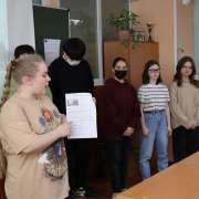 Ученики 7-8 классов Международной лингвтсической школы продолжили проект “The Cultural Heritage of Vladivostok” презентациями в 5-6 классах 