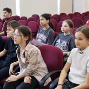Ученики 7-8 классов Международной лингвтсической школы продолжили проект “The Cultural Heritage of Vladivostok” презентациями в 5-6 классах 
