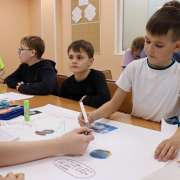 Первые в космосе: ученики начальных классов Международной лингвистической школы узнают про космонавтов и создают интеллект-карты