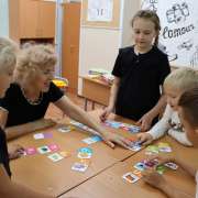 Представители Альянс-Франсез во Владивостоке передали в дар Международной лингвистической школе книги и настольные игры 