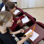 Музей пришел в гости: пятиклассники Международной лингвистической школы узнали о жизни древних людей приморской земли и об удивительных находках археологов 