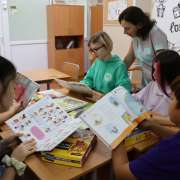 Представители Альянс-Франсез во Владивостоке передали в дар Международной лингвистической школе книги и настольные игры 