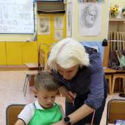 В творческих мастерских Международной лингвистической школы ребята учатся рисовать, лепить из глины, играть на гитаре и барабанах и петь!  