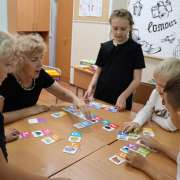 Представители Альянс-Франсез во Владивостоке передали в дар Международной лингвистической школе книги и настольные игры 