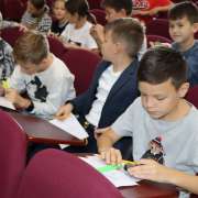 Музей пришел в гости: пятиклассники Международной лингвистической школы узнали о жизни древних людей приморской земли и об удивительных находках археологов 