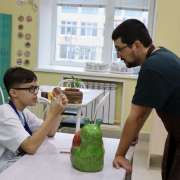 В творческих мастерских Международной лингвистической школы ребята учатся рисовать, лепить из глины, играть на гитаре и барабанах и петь!  