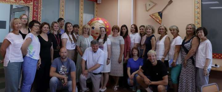 «Вас зовет Россия»: преподаватели института русского языка и культуры МГУ им Ломоносова провели семинар для учителей МЛШ 