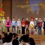 Конкурс чтецов “Осенняя поэзия» в Международной лингвистической школе: ученики начальной школы читали стихи про осень 