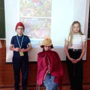 Ученики 5м4 класса Международной лингвистической школы сыграли «Кота в сапогах»,  «Золушку» и «Красную шапочку» на уроке литературы 