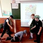 Ученики 5м4 класса Международной лингвистической школы сыграли «Кота в сапогах»,  «Золушку» и «Красную шапочку» на уроке литературы 