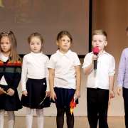 Конкурс чтецов “Осенняя поэзия» в Международной лингвистической школе: ученики начальной школы читали стихи про осень 