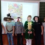 Ученики 5м4 класса Международной лингвистической школы сыграли «Кота в сапогах»,  «Золушку» и «Красную шапочку» на уроке литературы 