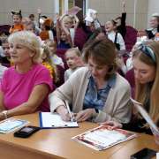 Конкурс чтецов “Осенняя поэзия» в Международной лингвистической школе: ученики начальной школы читали стихи про осень 