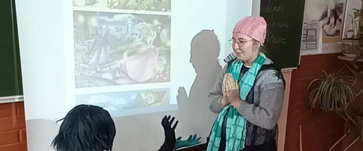 Ученики 5м4 класса Международной лингвистической школы сыграли «Кота в сапогах»,  «Золушку» и «Красную шапочку» на уроке литературы 