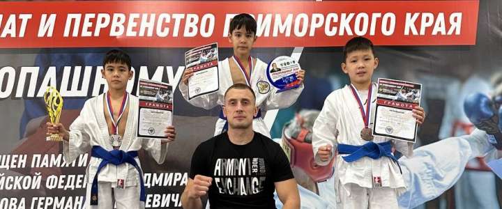 Ученики 5м4 класса МЛШ братья Джамал и Акмал Дустиевы - взяли «золото» и «серебро» на Чемпионате и Первенстве Приморского края по рукопашному бою