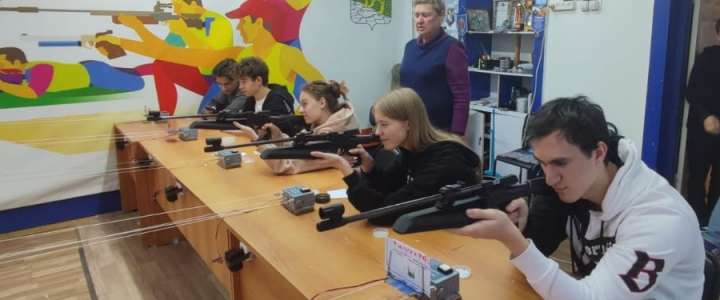 Ученики 11 классов Международной лингвистической школы продолжают сдавать нормы ГТО: показываем свои навыки в тире 