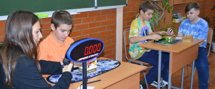 Соревнования по спидкубингу состоялись в Международной лингвистической школе