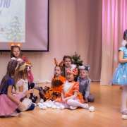 Ученики начальных классов сыграли зимние сказки на сцене Международной лингвистической школы