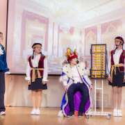 Спектакль «The Kingdom of Crooked Mirrors» на сцене Международной лингвистической школы  представили ученики 6 классов 