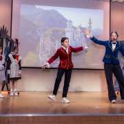 Спектакль «The Kingdom of Crooked Mirrors» на сцене Международной лингвистической школы  представили ученики 6 классов 