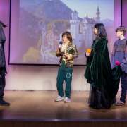 Спектакль «The Kingdom of Crooked Mirrors» на сцене Международной лингвистической школы  представили ученики 6 классов 