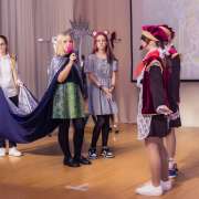 Спектакль «The Kingdom of Crooked Mirrors» на сцене Международной лингвистической школы  представили ученики 6 классов 