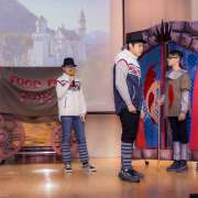 Спектакль «The Kingdom of Crooked Mirrors» на сцене Международной лингвистической школы  представили ученики 6 классов 