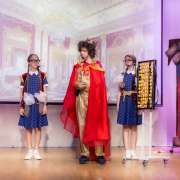 Спектакль «The Kingdom of Crooked Mirrors» на сцене Международной лингвистической школы  представили ученики 6 классов 