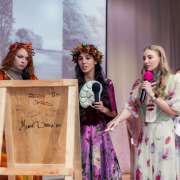 Ученики начальных классов сыграли зимние сказки на сцене Международной лингвистической школы