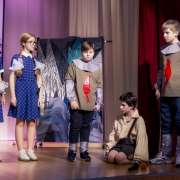 Спектакль «The Kingdom of Crooked Mirrors» на сцене Международной лингвистической школы  представили ученики 6 классов 