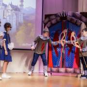 Спектакль «The Kingdom of Crooked Mirrors» на сцене Международной лингвистической школы  представили ученики 6 классов 