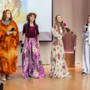 Ученики начальных классов сыграли зимние сказки на сцене Международной лингвистической школы