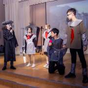Спектакль «The Kingdom of Crooked Mirrors» на сцене Международной лингвистической школы  представили ученики 6 классов 