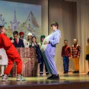 «Незнайка спешит на Новый год»: ученики пятых классов сыграли мюзикл на сцене МЛШ 