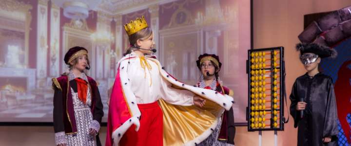 Спектакль «The Kingdom of Crooked Mirrors» на сцене Международной лингвистической школы  представили ученики 6 классов 