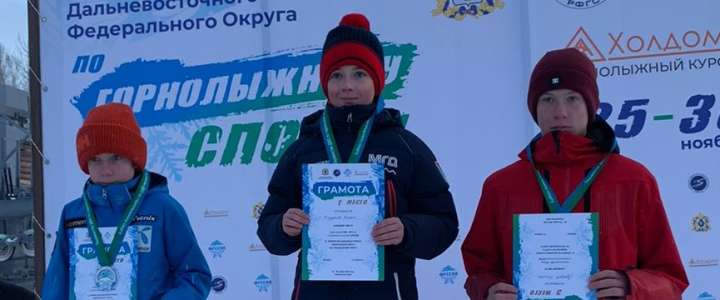 Ученик 7м1 класса Международной лингвистической школы Корней Косый – серебряный призер Первенства ДФО по горнолыжному спорту