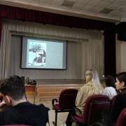 «Был город-фронт, была блокада…»: ученики Международной лингвистической школы слушают лекции, участвуют в беседах, идут в музей  