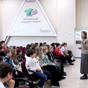 «Был город-фронт, была блокада…»: ученики Международной лингвистической школы слушают лекции, участвуют в беседах, идут в музей  