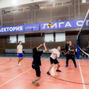 Это была схватка: среди 9 и 10 классов Международной лингвистической школы определилась лучшая команда по волейболу, а среди 7 – лучшая в мини-футболе 
