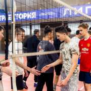 Это была схватка: среди 9 и 10 классов Международной лингвистической школы определилась лучшая команда по волейболу, а среди 7 – лучшая в мини-футболе 